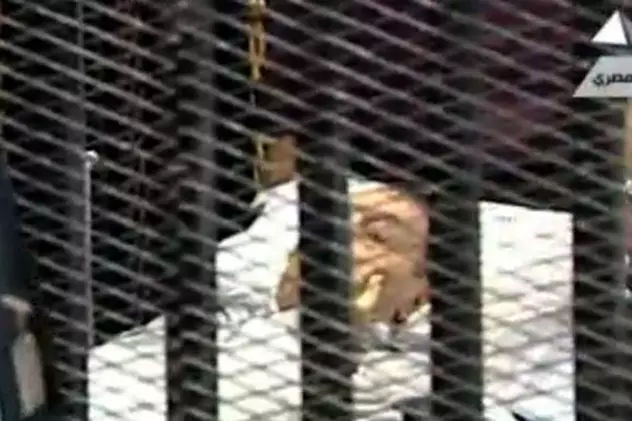 Hosni Mubarak, adus la tribunal pe targă, într-o cușcă