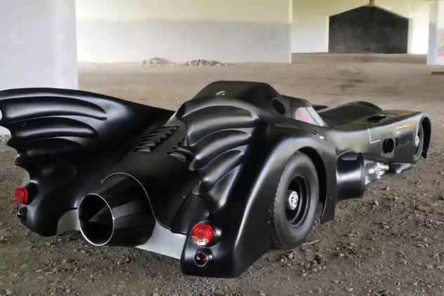 Și-a construit o mașină ca a lui Batman și vrea să o vândă. Vezi cât cere pe ea!