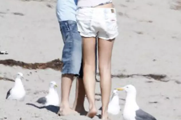 Foto | Ce romantici sunt Justin Bieber şi Selena Gomez pe plajă!