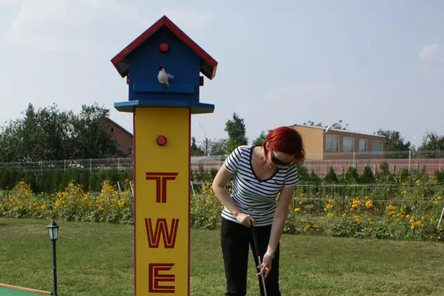Foto | Ioana Maria Moldovan o ia pe urmele lui Tiger Woods. Uite cum se distrează la mini-golf!