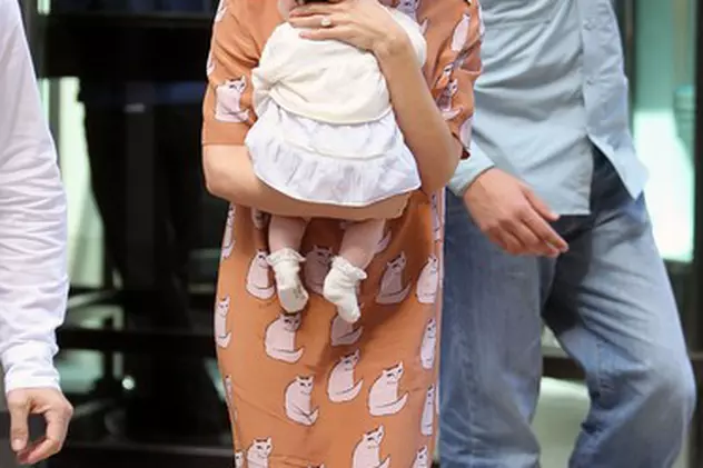 Victoria Beckham își pune fiica în pericol? Uite ce tocuri poartă în timp ce-și plimbă odrasla!