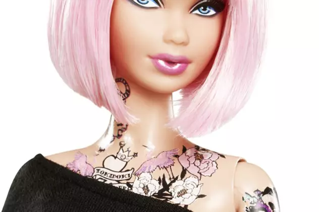 Foto | Noua păpuşă Barbie îi scandalizează pe părinţi: are părul roz şi tatuaje pe gât