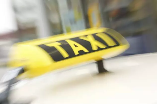 Polițist târât cu mașina de un taximetrist