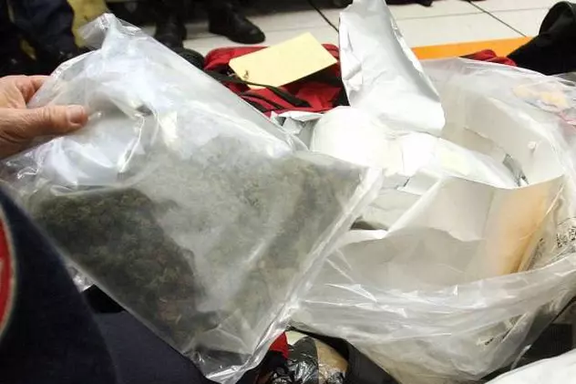 2,5 kilograme de heroină ascunse în plafoniera unei maşini 