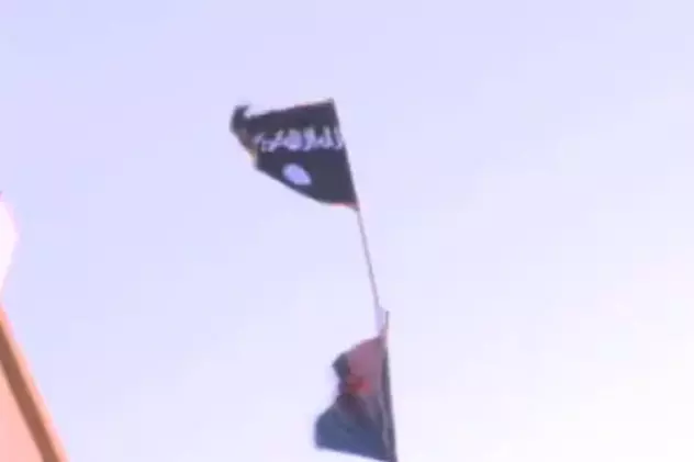 Video | Steagul Al Qaida, arborat pe o clădire din Libia