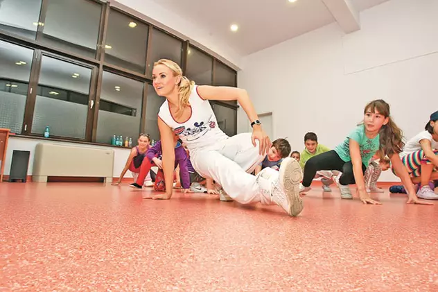 Profă la pici | «Bebeluşa» Oana învaţă 25 de copii să danseze | FOTO