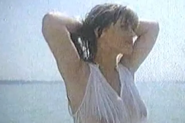 Loredana Groza cu sânii mari, perfecţi, la vedere prin maioul ud | VIDEO