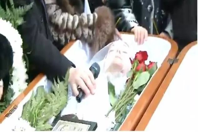 Mălina Olinescu, înmormântată pe acordurile piesei "Je T'Aime" şi cu microfonul pe piept | VIDEO