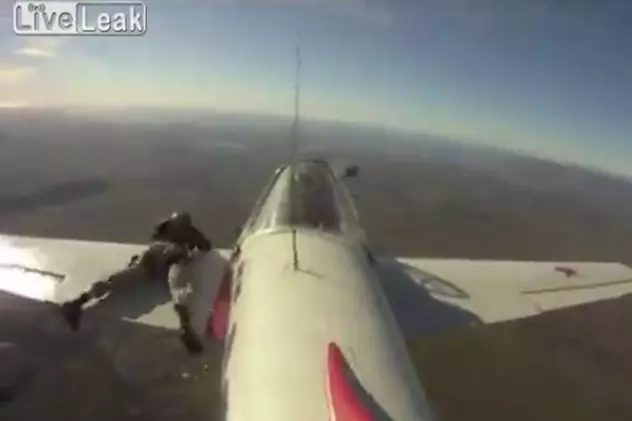 Ce nebunie! Uite cum zboară pe aripa avionului şi... cade! | VIDEO