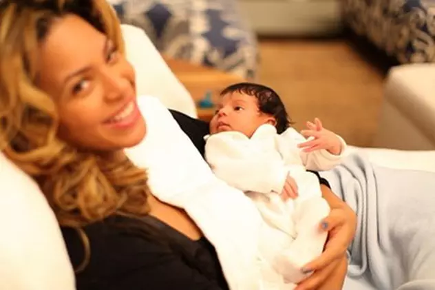 Uite primele imaginii cu fetița cuplului Beyonce - Jay-Z. Cu cine crezi că seamănă mai mult? | FOTO