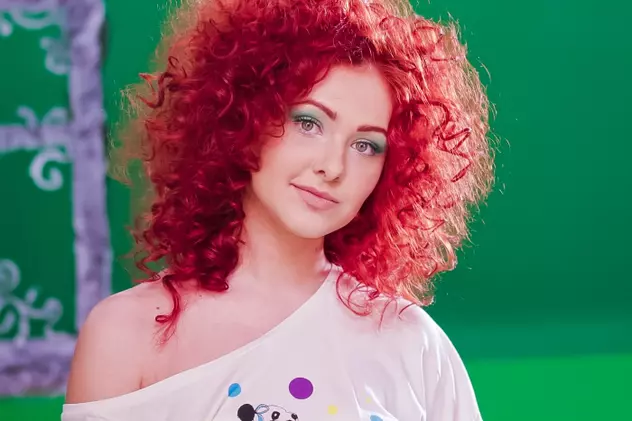 Cântăreţa Dya şi-a schimbat radical imaginea pentru videoclipul piesei sale