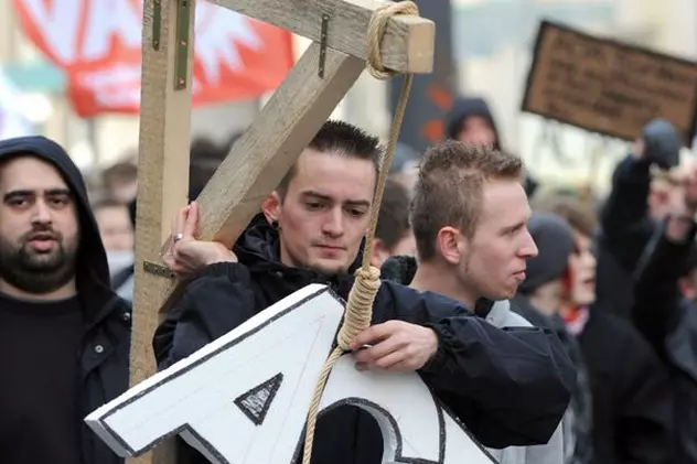 ACTA scoate mii de oameni pe străzi în Europa. Protestele continuă 