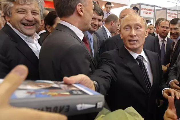 Scandal în Rusia unde mai multe şcoli au fost obligate să cumpere o carte despre copilăria lui Putin
