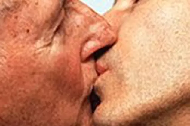 Sărutul GAY care a provocat azi cel mai mare scandal pe FACEBOOK. A fost cenzurat şi s-au pornit valuri de furie