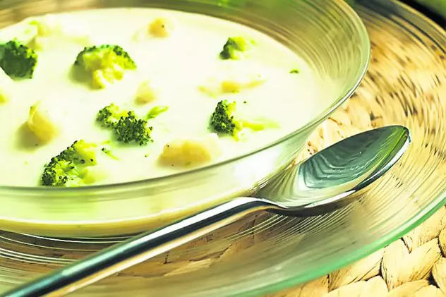 O reţetă sănătoasă /Supă-cremă de conopidă şi broccoli