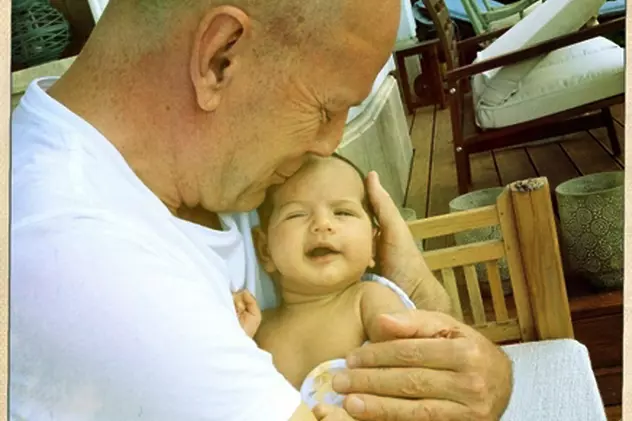 Ce au în comun Bruce Willis și fiica lui cea mai mică? Te vei lămuri în prima imagine cu fetița! FOTO