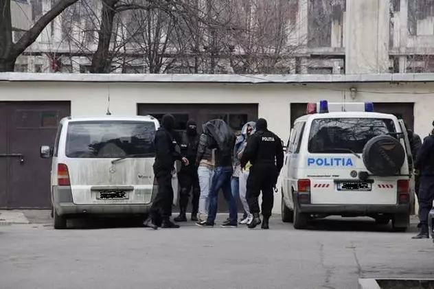 Banda falşilor poliţişti a ”căpitanului Panait”, care a speriat Bucureştiul, a ajuns în boxa acuzaţilor