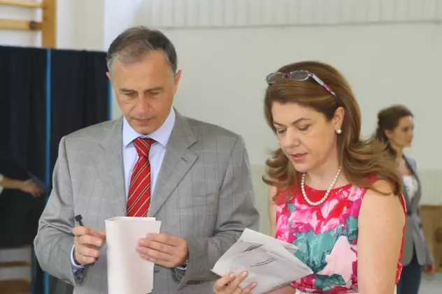 ALEGERI LOCALE | Eleganţă la urne! Uite cum au mers la vot soţiile politicienilor | FOTO