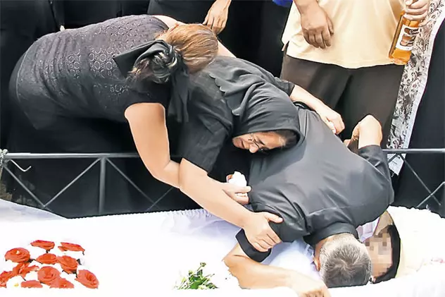 Prăbuşiţi de durere! Maria Guraliuc şi fetiţa ei au fost înmormântate ieri | Mâine, părinţii tinerei îl îngroapă şi pe fiul lor, asasinul celor două