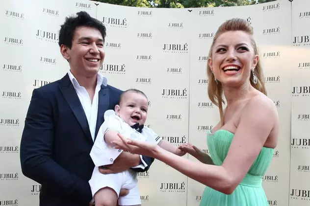 O FAMILIE PERFECTĂ! Cât de frumoşi sunt împreună Elena Gheorghe, cu soţul şi bebeluşul