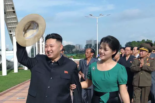 Liderul nord-coreean Kim Jong-un s-a căsătorit cu o cântăreață cunoscută: "A urmat o pregătire de şase luni pentru postul de 'Primă Doamnă'"