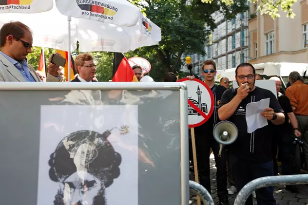 Extremiştii germani INSTIGĂ LA VIOLENŢĂ! Caricatură cu Mahomed, afişată în faţa unei moschei