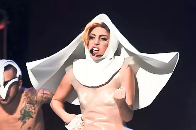 Cum va apărea Lady Gaga pe scenă diseară la București?