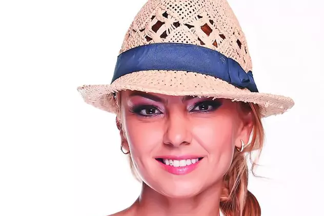 Roxana Ionescu, sexy-prezentatoarea emisiunii- concurs «Vocea României» de la PRO TV: «Bărbatul ideal: blond şi cu ochii albaştri»