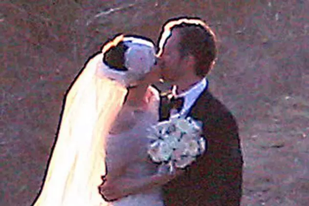 Anne Hathaway s-a căsătorit! Rochia de mireasă i-a creat NUMAI PROBLEME! Foto