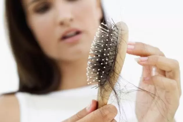 Tratament naturist împotriva căderii părului cu suc de ceapă