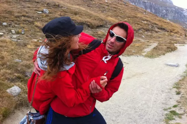 Carmen Brumă și Mircea Badea s-au luat la TRÂNTĂ în vârf de munte