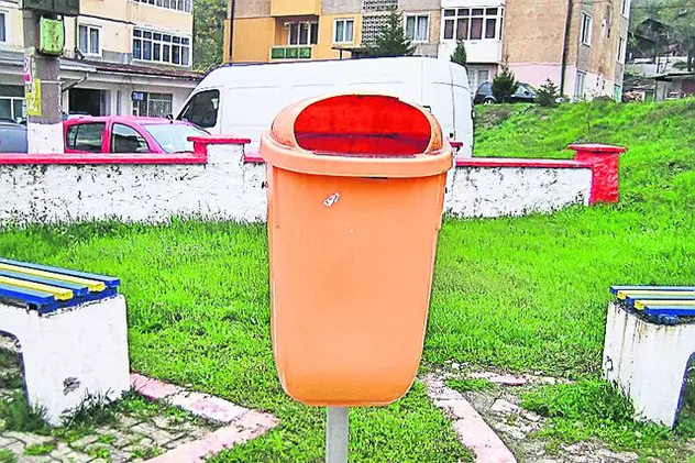 Un deputat român a mâncat din gunoi pentru a atrage atenția asupra risipei