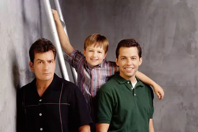 Toată lumea îl cunoaşte pe PUŞTIUL din "Doi bărbaţi şi jumătate!"Iată-l cum arată la 10 ani de la începutul serialului! FOTO