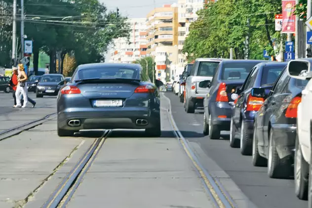 Grăbită, Alina Borcea a ieşit din coloana de maşini şi a luat-o pe linia de tramvai | «Pui», aşa se conduce?
