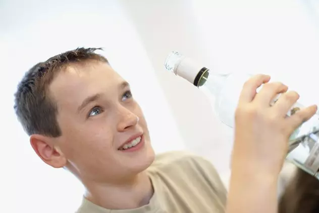 Liber la alcool pentru liceeni? Doar un vânzător din trei cere clienților adolescenți un act de identitate