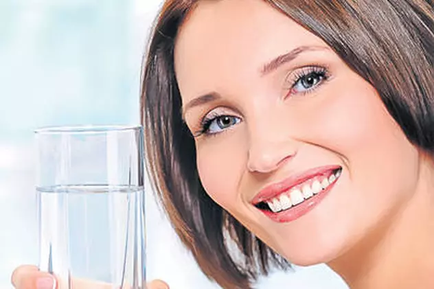 Cât slăbești dacă bei 2 pahare de apă înaintea meselor, timp de 2 săptămâni
