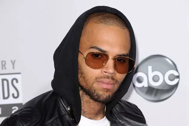 Cântărețul Chris Brown, arestat după ce a amenințat o femeie cu arma