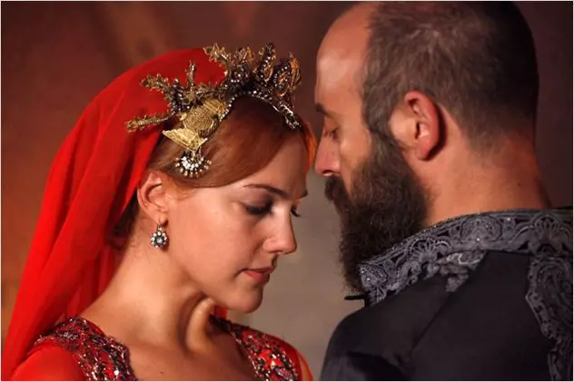 Hurrem şi Suleyman, trăiesc o poveste de dragoste şi ÎN REALITATE? Vezi la ce METODĂ a recurs soţia actorului pentru a-l păstra!