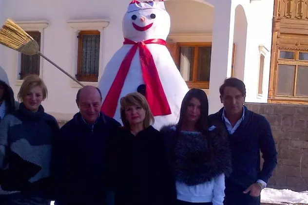 Iată PRIMELE FOTOGRAFII din vacanţa de Revelion a lui Traian Băsescu şi a familiei sale! FOTO