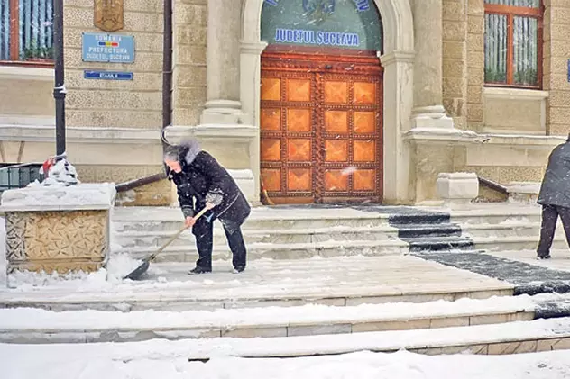 La Suceava nu mai sunt bărbaţi? Au pus două bătrâne să dea zăpada!