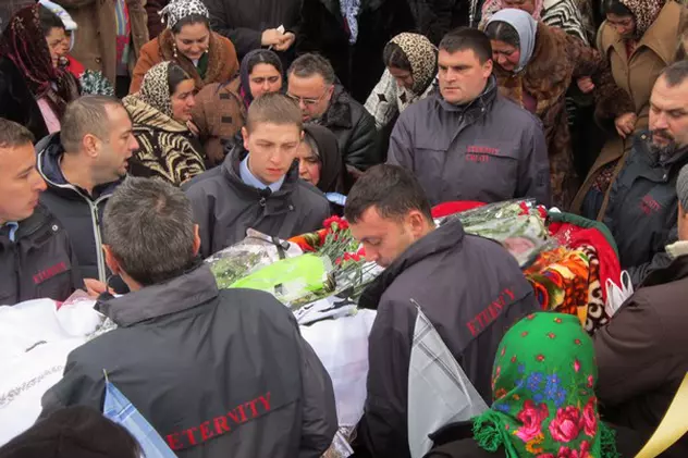 Durere şi lacrimi la înmormântarea tatălui lui Leo de la Strehaia | FOTO