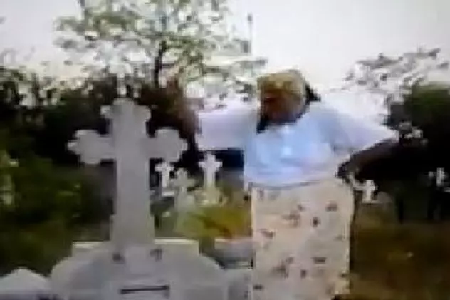 RĂSU'-PLÂNSU'. O bătrână ”o rupe” pe manele, în timp ce dansează pe mormântul soțului! VIDEO