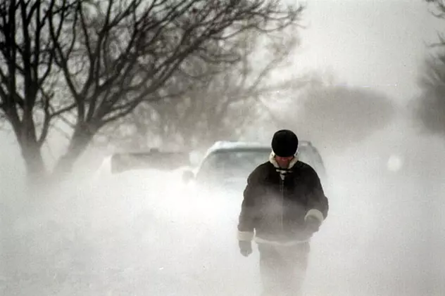 Oameni izolaţi şi drumuri blocate din cauza zăpezii, în Moldova