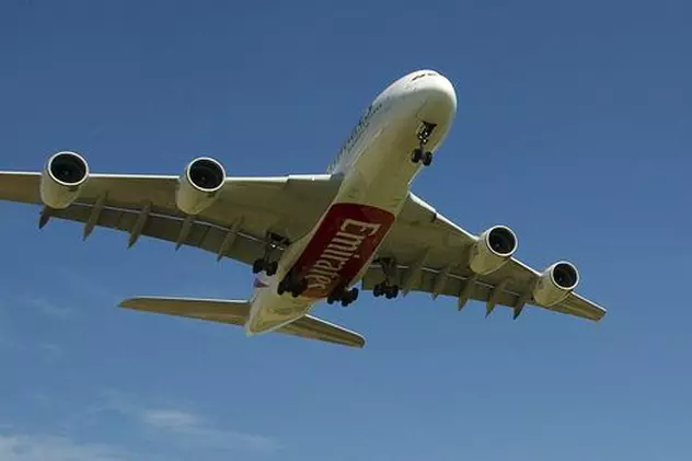 DE NECREZUT! Pasagerii unei curse Emirates au călătorit cu uşa de la avion deschisă după ce aceasta s-a rupt