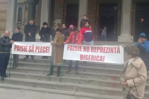 Protest pe treptele Catedralei din Timișoara, împotriva lui Paisie Lugojanul