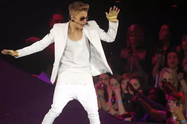 Justin Bieber a căzut de pe scenă. Imaginile care fac înconjurul internetului | VIDEO