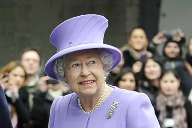 Regina Elizabeth II a fost internată de urgenţă la spital