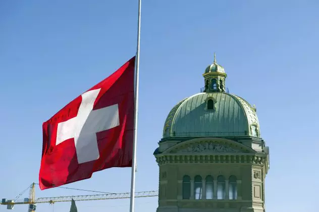Elevii musulmani din Elveția ar putea fi amendați cu 5.000 de dolari dacă refuză să dea mâna cu profesoarele