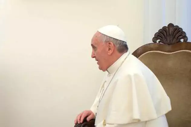 Un recepţioner a vorbit cu Papa de la Roma şi i-a spus fără să ştie cine e interlocutorul: "Dacă tu eşti Papa, eu sunt Napoleon"
