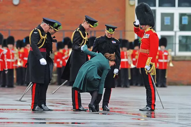 Kate Middleton era să cadă în faţa militarilor! Vezi ce s-a întâmplat | FOTO FOTO
